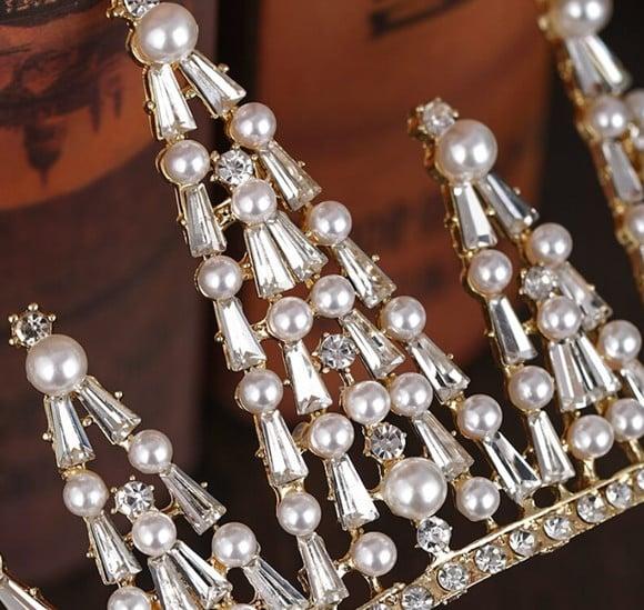 Coroa Tiara com pérolas e strass Dourada