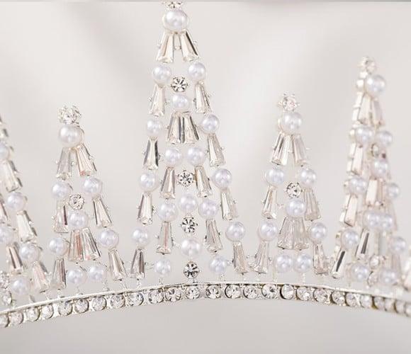 Coroa Tiara com pérolas e strass Prata