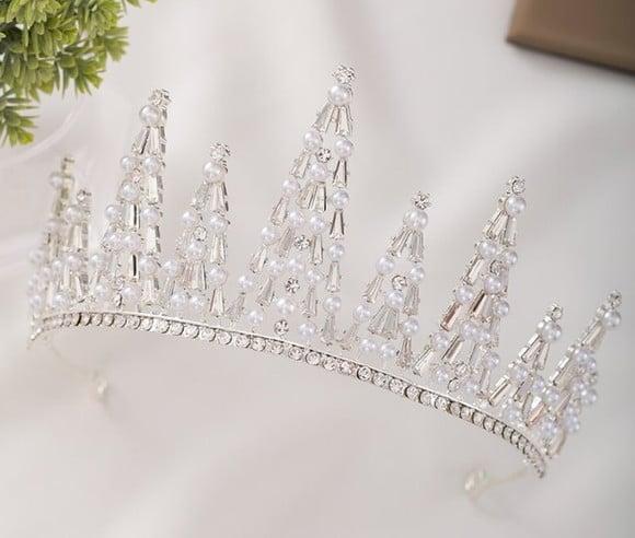 Coroa Tiara com pérolas e strass Prata