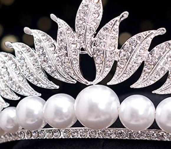 Coroa Tiara com pérolas e strass prata ou dourada