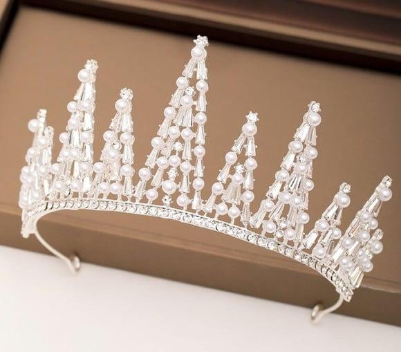 Coroa Tiara com pérolas e strass Prata