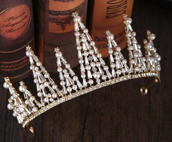 Coroa Tiara com pérolas e strass Dourada