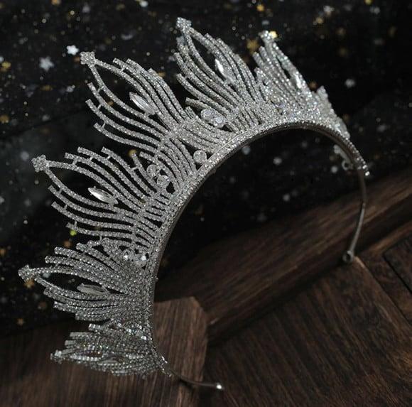 Coroa Tiara prata com fios de strass