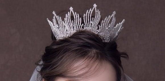Coroa Tiara prata com fios de strass