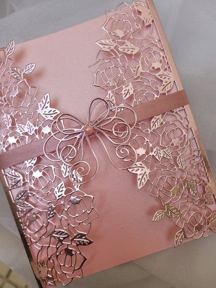 Kit com 50 Convites Rosa Metalizado Modelo Folhas