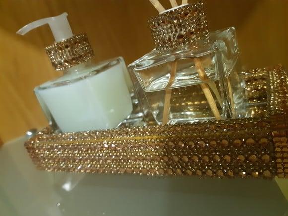 Kit Lavabo com bandeja decorada com strass e espelho