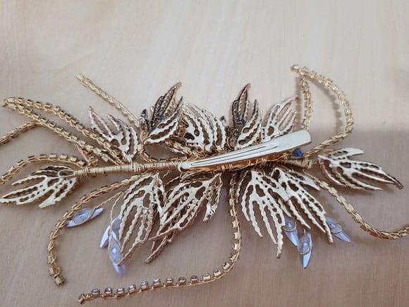 Presilha com Aplique Flores de Strass para Cabelo
