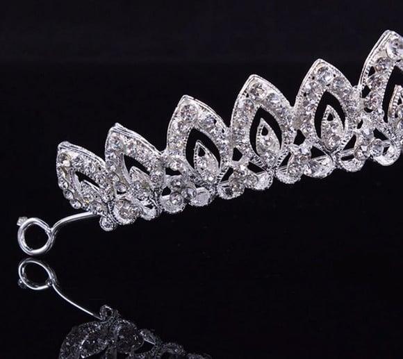 Tiara delicada de strass para noivas