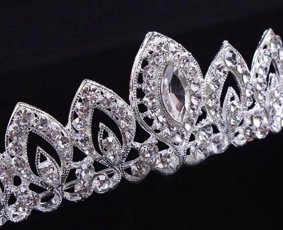 Tiara delicada de strass para noivas