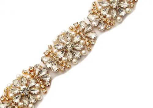 Aplique Dourado com Strass e Pérolas 90cm