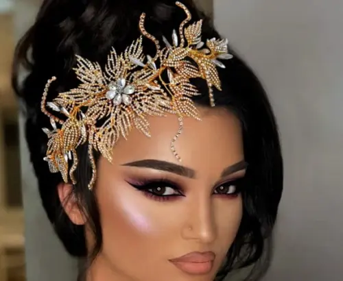 Arranjo de cabeça flores e folhas de strass dourado