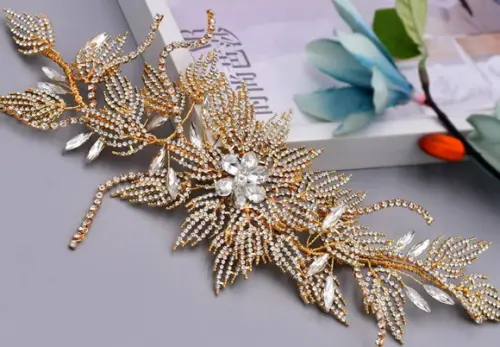 Arranjo de cabeça flores e folhas de strass dourado