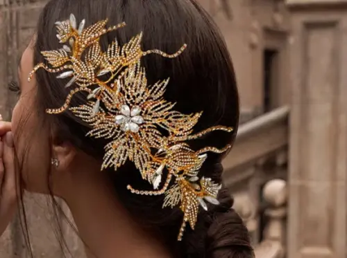 Arranjo de cabeça flores e folhas de strass dourado