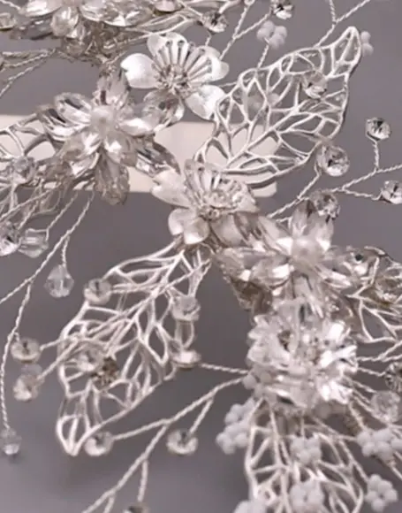 Arranjo de cabeça flores e folhas de strass prata