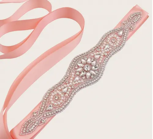 Cinto bordado com pérolas e strass