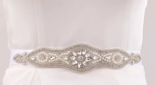 Cinto bordado com pérolas e strass