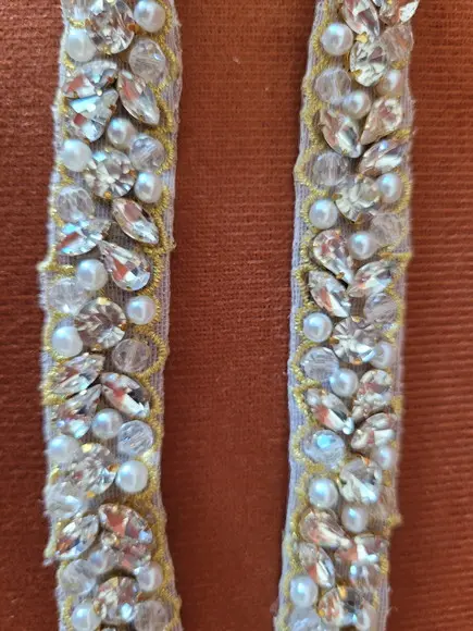 Cinto Bordado com Strass e Pérolas Pespontado Dourado
