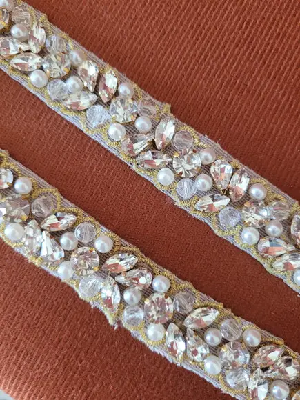Cinto Bordado com Strass e Pérolas Pespontado Dourado