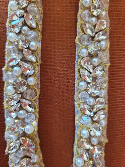 Cinto Bordado com Strass e Pérolas Pespontado Dourado