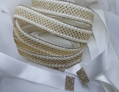 Cinto de Pérolas e Strass Dourado