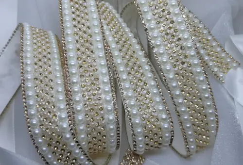 Cinto de Pérolas e Strass Dourado