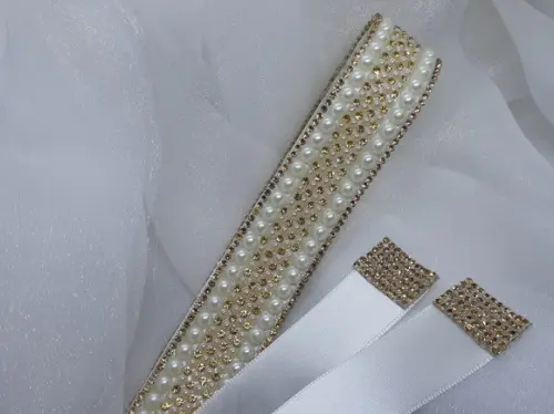 Cinto de Pérolas e Strass Dourado