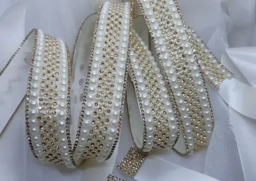 Cinto de Pérolas e Strass Dourado