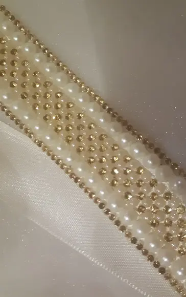 Cinto de Pérolas e Strass Dourado