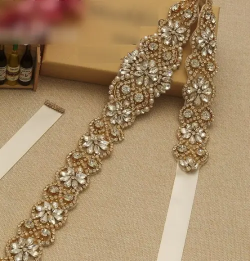 Cinto de Strass Dourado com Pérolas Aplique 55 cm