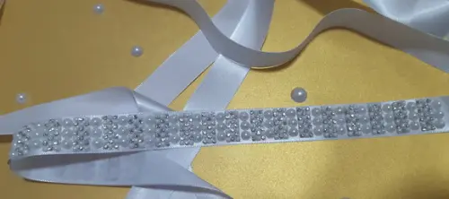 Cinto de strass e pérolas delicado