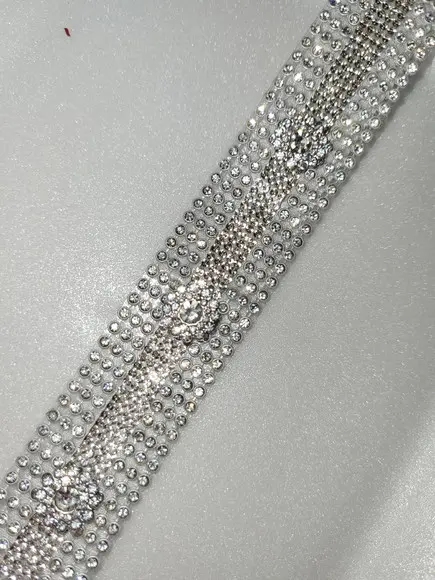 Cinto de strass prata com aplique de flores 3D