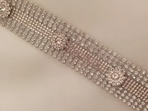 Cinto de strass prata com aplique de flores 3D