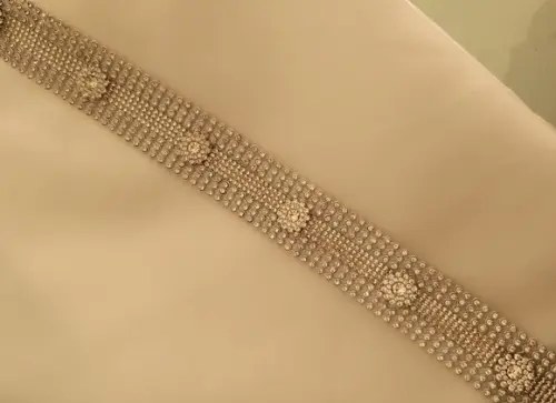Cinto de strass prata com aplique de flores 3D