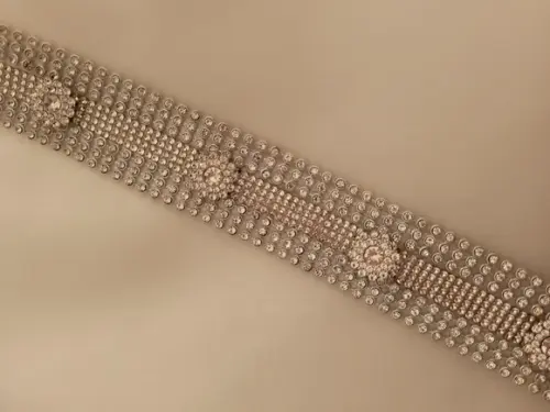 Cinto de strass prata com aplique de flores 3D