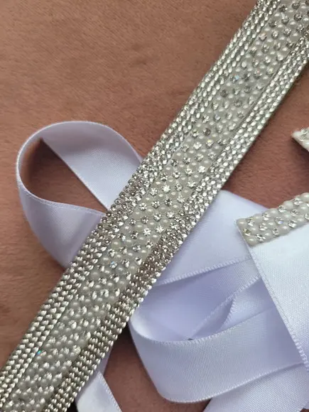 Cinto Delicado de Mini Pérolas e Strass