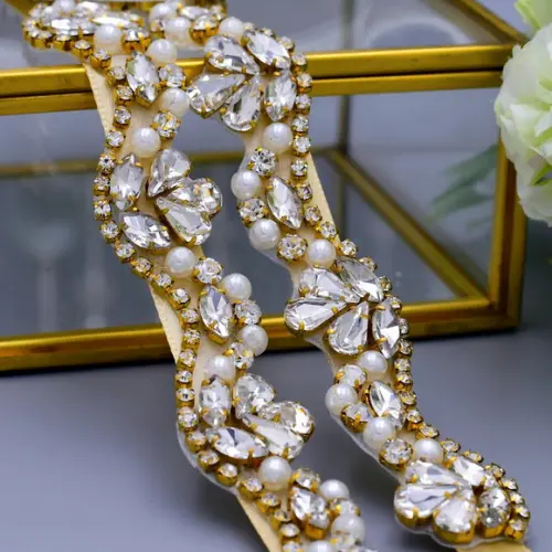 Cinto Dourado com Pedras e Pérolas