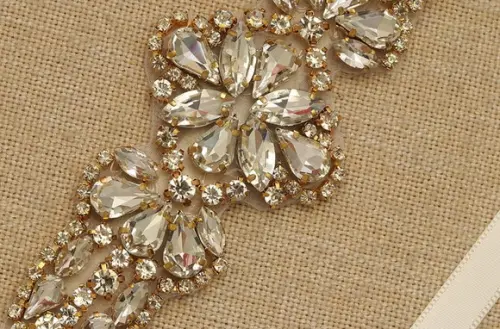 Cinto dourado de strass