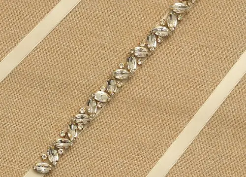 Cinto dourado de strass
