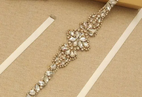 Cinto dourado de strass