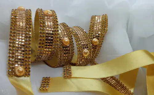Cinto dourado espelhado com pérolas