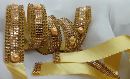 Cinto dourado espelhado com pérolas