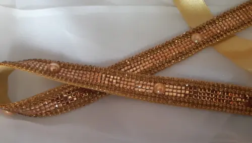 Cinto dourado espelhado com pérolas