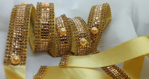 Cinto dourado espelhado com pérolas