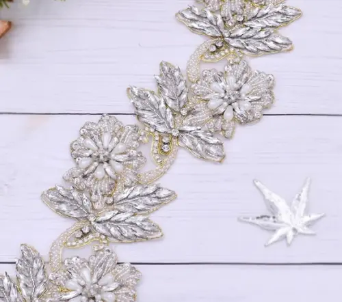Cinto Flores Bordadas com Pérolas e Strass