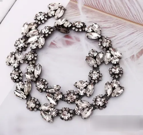 Cinto Flores de strass prata com metal grafite