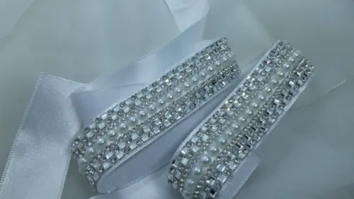 Cinto Prateado com Pérolas e Strass