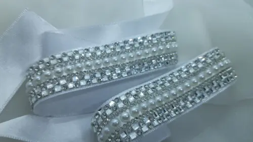 Cinto Prateado com Pérolas e Strass
