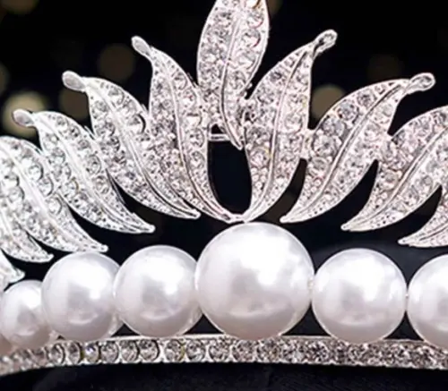 Coroa Tiara com pérolas e strass prata ou dourada