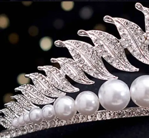 Coroa Tiara com pérolas e strass prata ou dourada