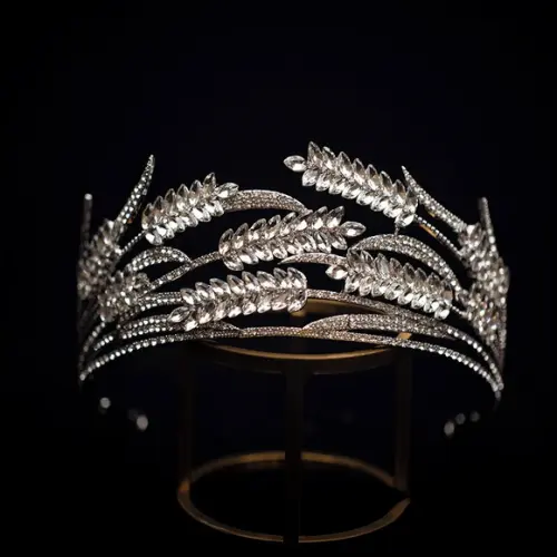 Coroa Tiara folhas de strass